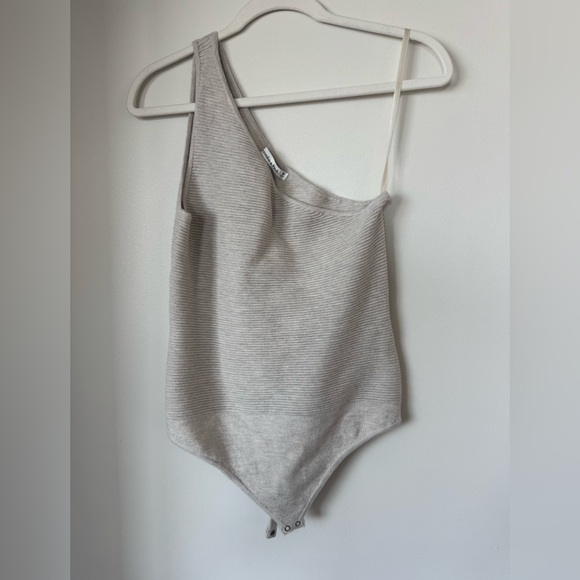 One-Shoulder Ribbed Bodysuit - Picture 2 of 4